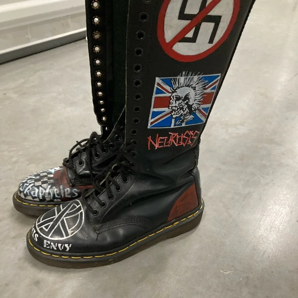 Dr. martens boots handpainted punk band emblems - Picture 2 of 7